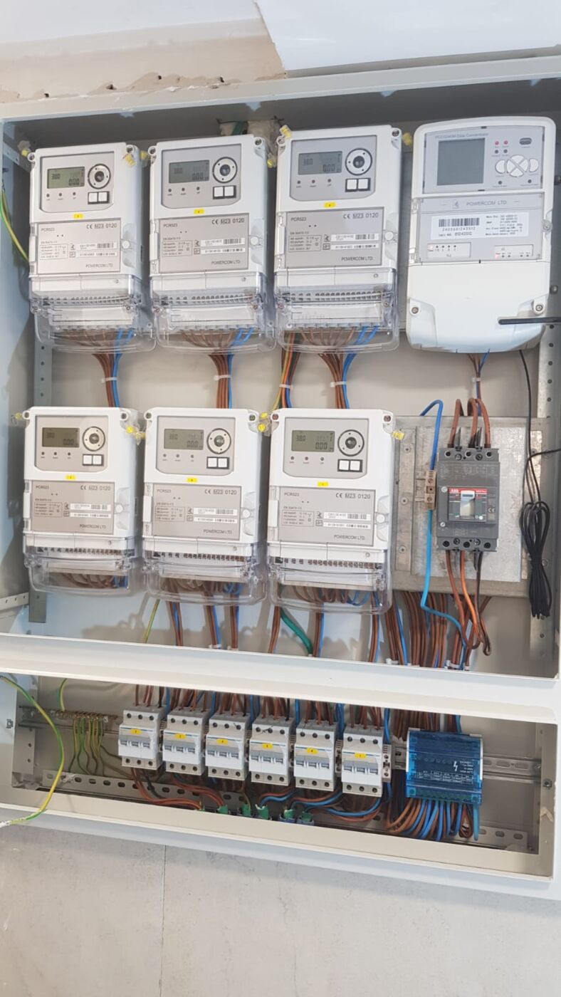 לוח מוני חשמל חכמים ומאגד אנרגיה מתוצרת POWERCOM בהתקנה של F.D.Y