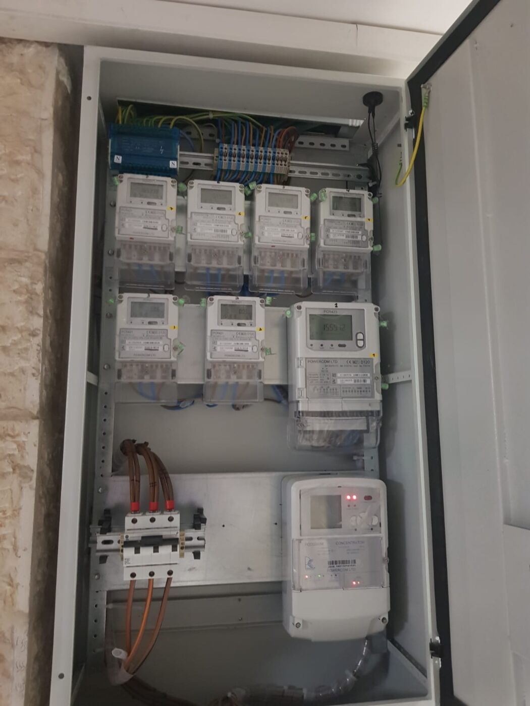 מונים חכמים ומאגד אנרגיה מותקנים בלוח, עם חיווי תקשורת פעיל